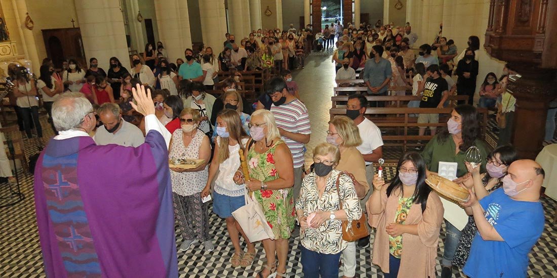 Como cierre del Año de San José, el padre Etchepareborda bendijo a los artesanos