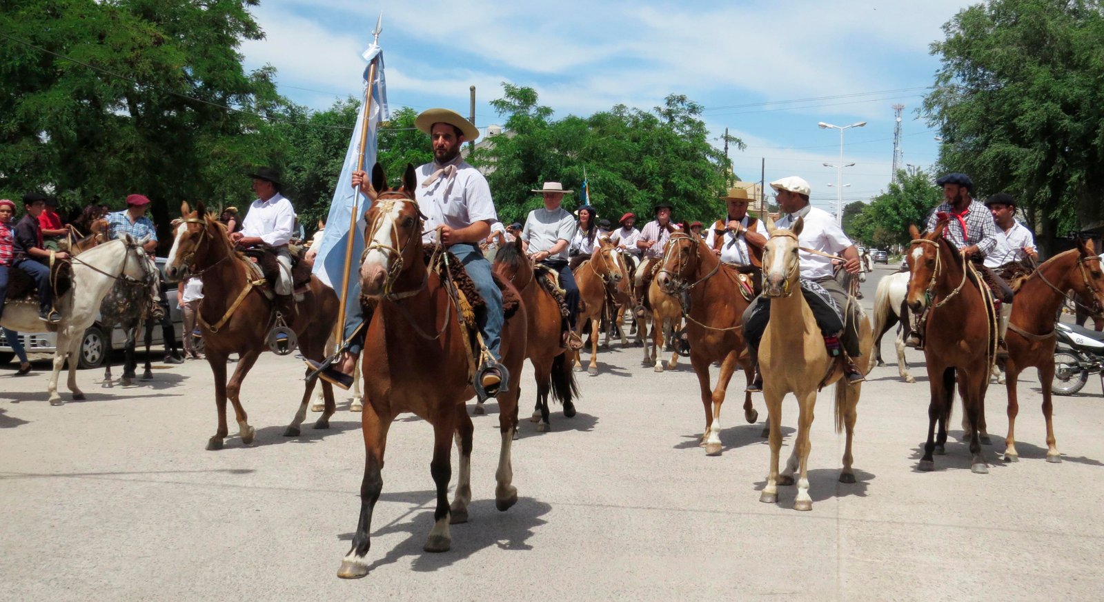 Veneraron a la Virgen María con una peregrinación a caballo y un masiva convocatoria “bajo los tilos”