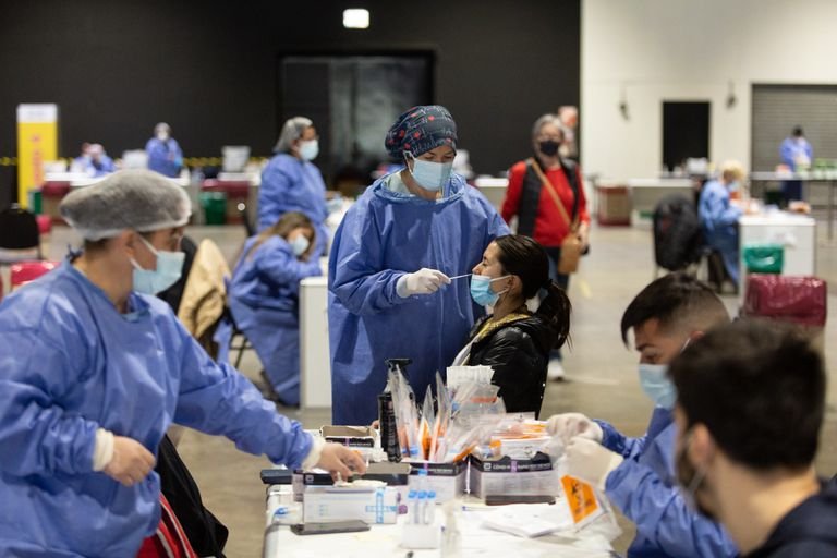 Se registraron 4.555 nuevos contagios de coronavirus en Argentina, el registro más alto en 100 días