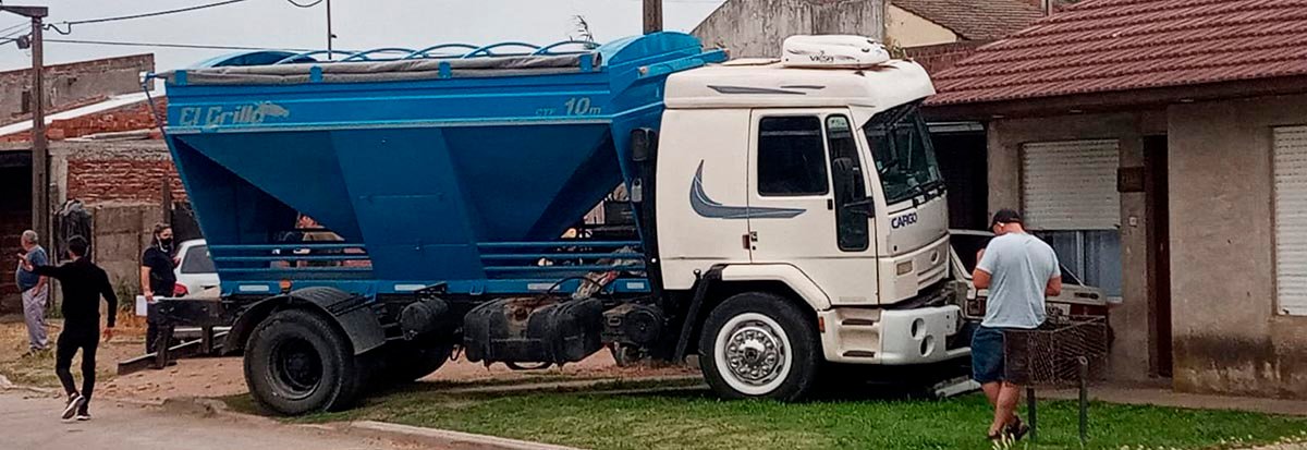 Camión sin conductor chocó a un auto estacionado y lo arrastró contra una casa