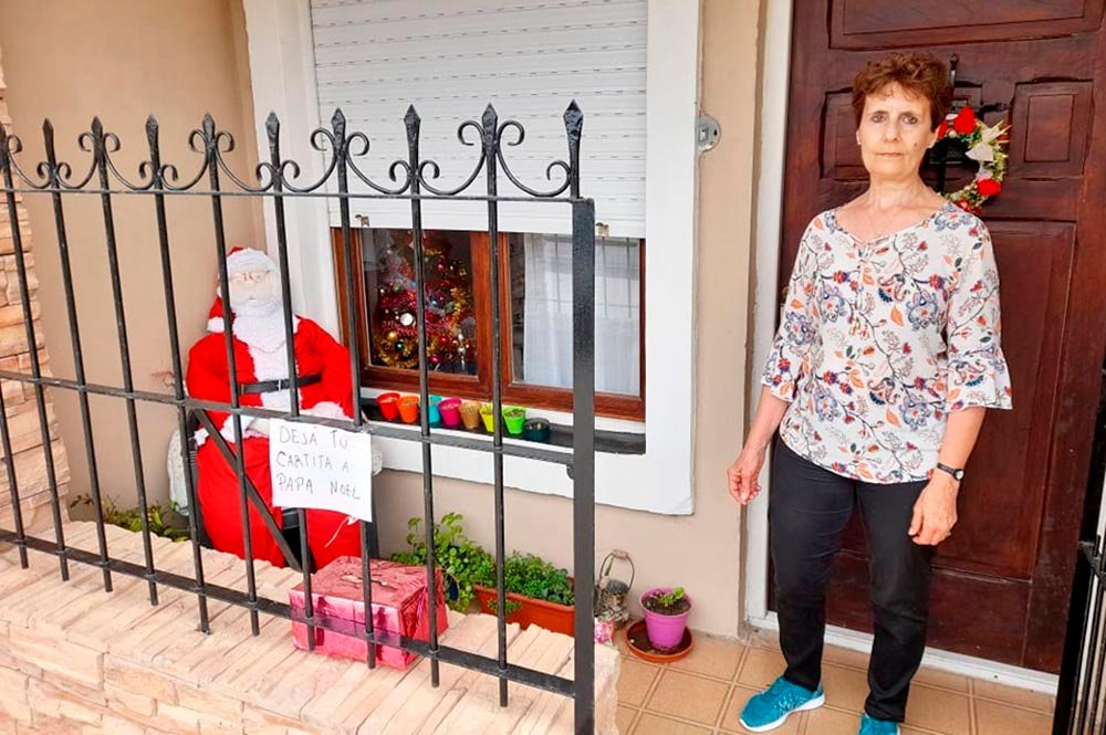 Una abuela y su nieta crearon un Papá Noel de tamaño real para que los niños dejen sus cartas