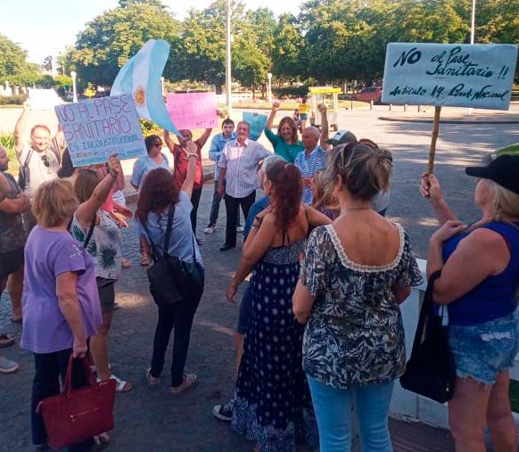 Vecinos se movilizaron en  contra del pase sanitario
