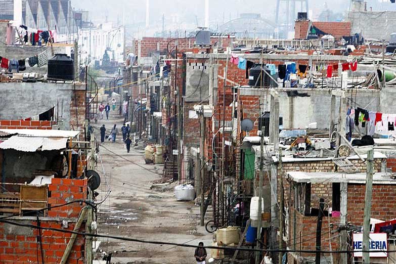 Una familia tipo necesita más de $76.000 para no caer en la pobreza