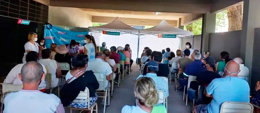 Ya se aplica la tercera dosis libre sin turno a las embarazadas y agentes de seguridad