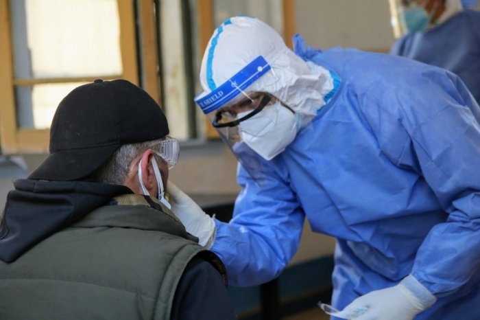 Solo se hisopará a mayores de 60 años, embarazadas y con factores de riesgo