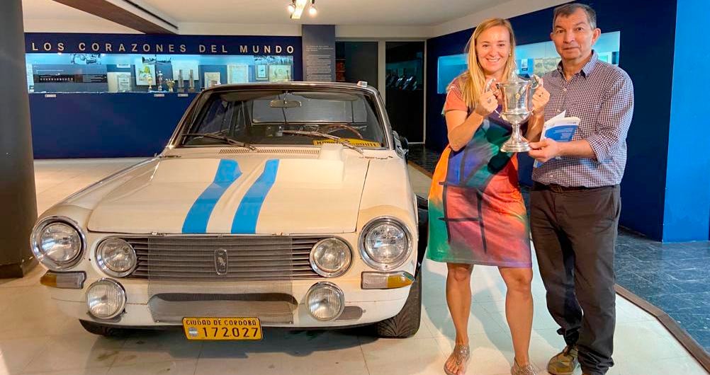 Donaron al Museo un trofeo que Fangio obtuvo en 1954