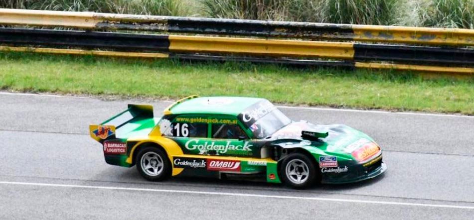 Réplica del auto de  Falaschi giró en el  autódromo local