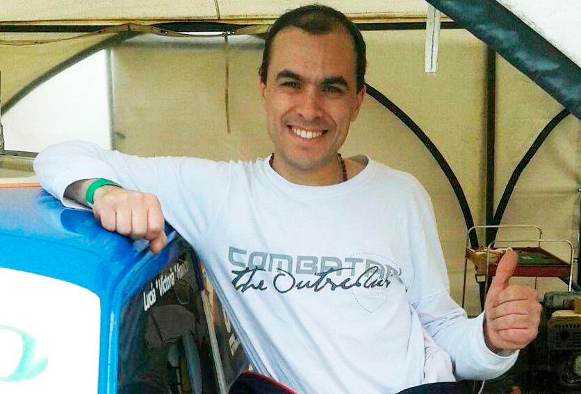 Mario Castaño apunta a la  "Promo" mientras arma un TSC
