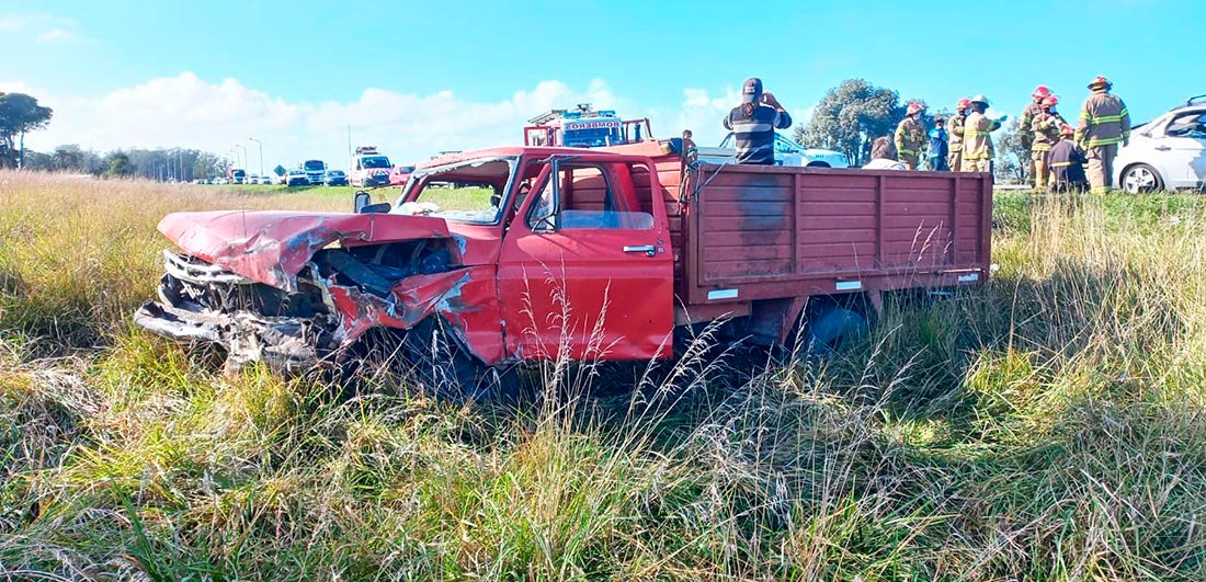 Tremendo choque frontal entre un  auto y un camión: 2 mujeres heridas