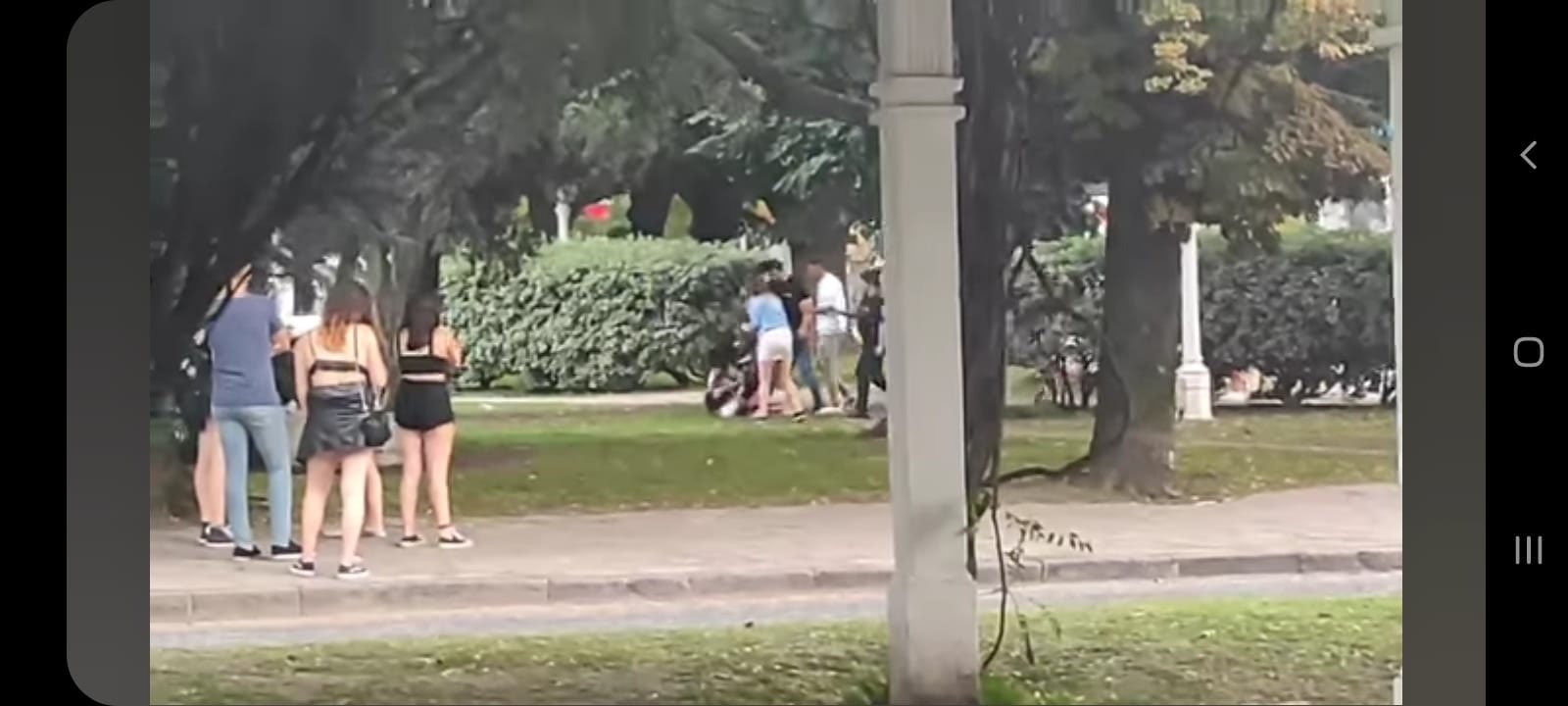 Mujeres a las trompadas durante la madrugada