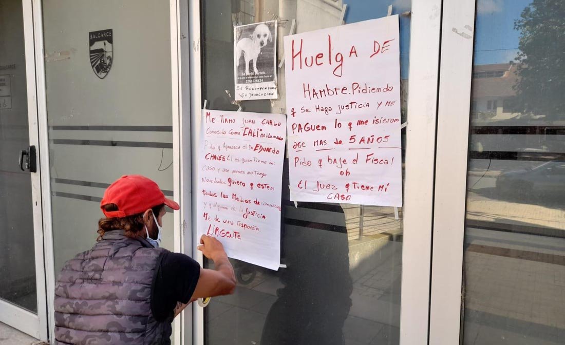Comenzó una huelga de hambre y se ató en un acceso al edificio municipal