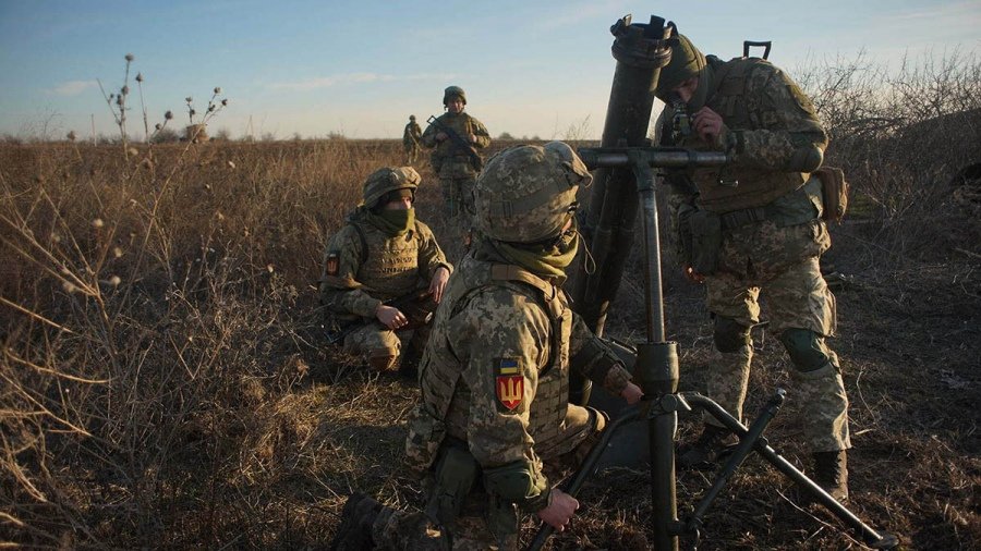 Reparten armas entre civiles y crece la resistencia ucraniana al avance ruso en Kiev