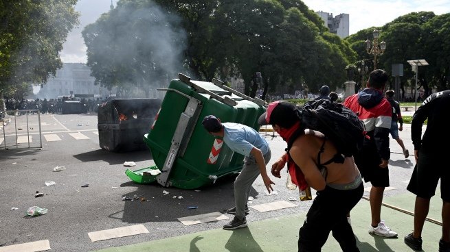 Manifestantes contra el FMI apedrearon el Congreso mientras debatían los diputados