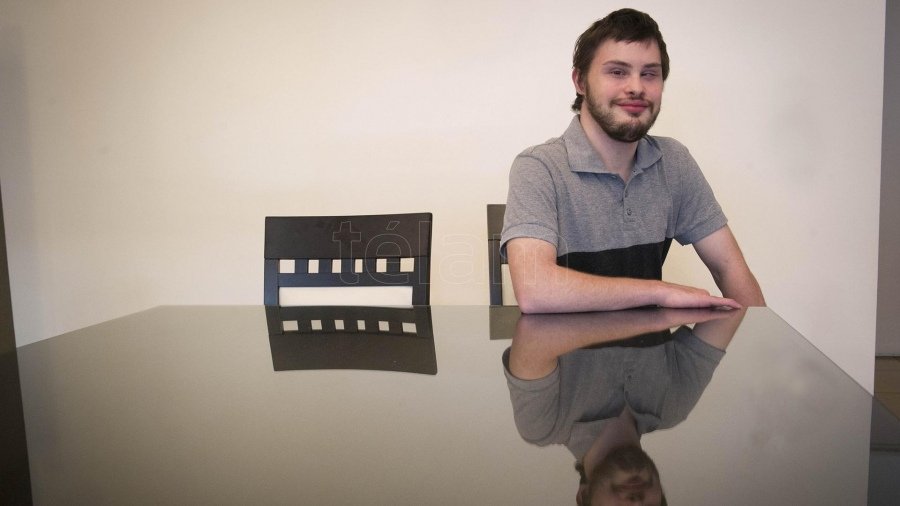 Tiene síndrome de Down, es DJ y está "felíz de trabajar" para ser independiente