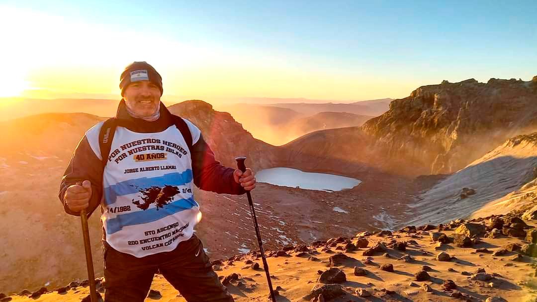 Daniel Cucci subió al volcán Copahue para homenajear a héroes de la guerra de Malvinas