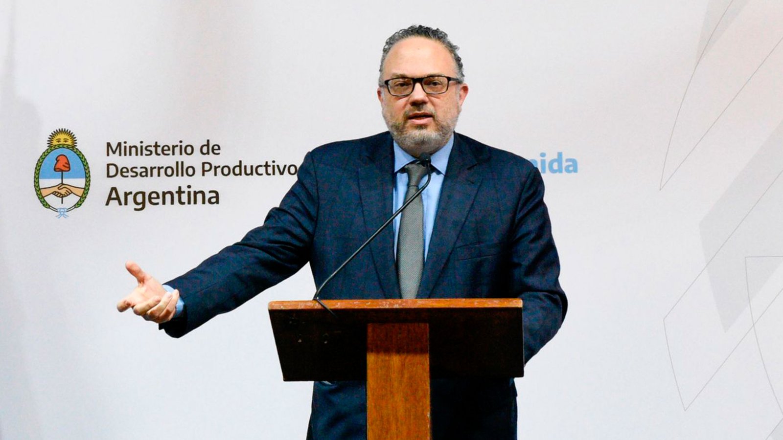 Kulfas destacó la baja de la pobreza, pero consideró que "no es para festejar" porque sigue siendo "altísima"