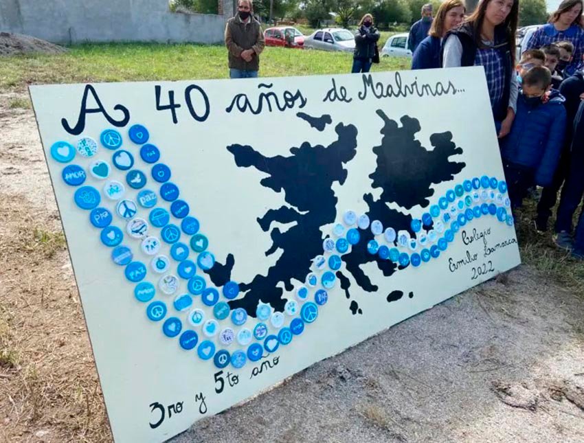 Alumnos de 3º y 5º del Colegio Parroquial obsequiaron un mural a los veteranos