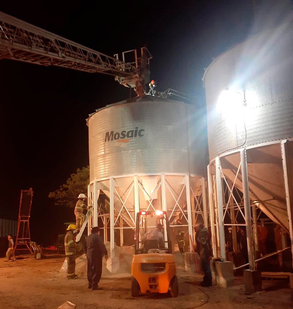 Trabajadores rescatados tras quedar atrapados en un silo