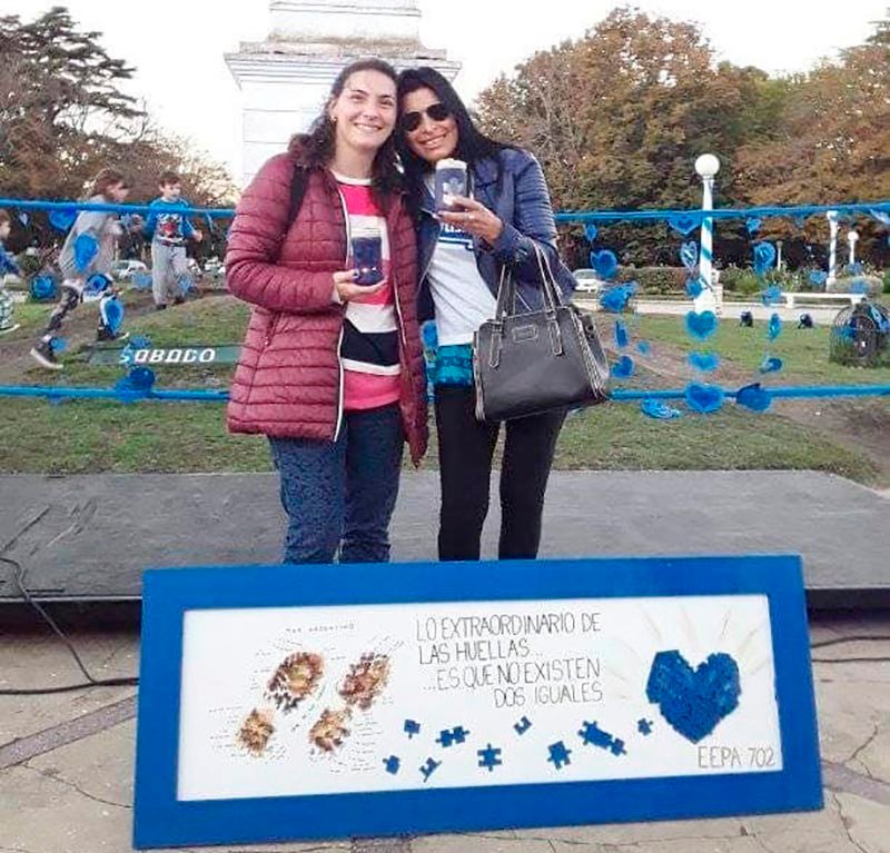 La plaza Libertad se vistió de azul para visibilizar el autismo
