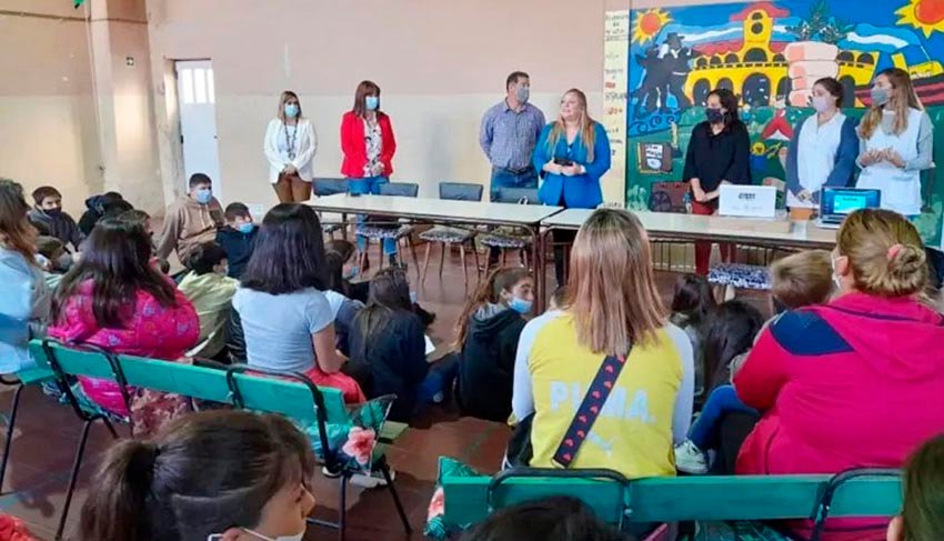 Provincia entregó casi 100 netbooks a alumnos de la Secundaria N° 5