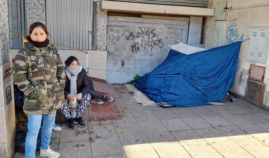 Operaron tras  descompensarse a la mujer que acampaba en la ex clínica