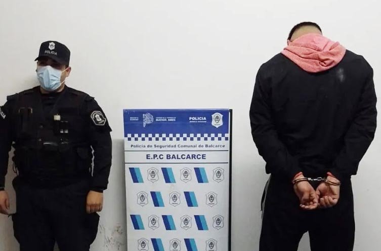 En estado de ebriedad y portando un arma blanca provocó disturbios en la vía pública