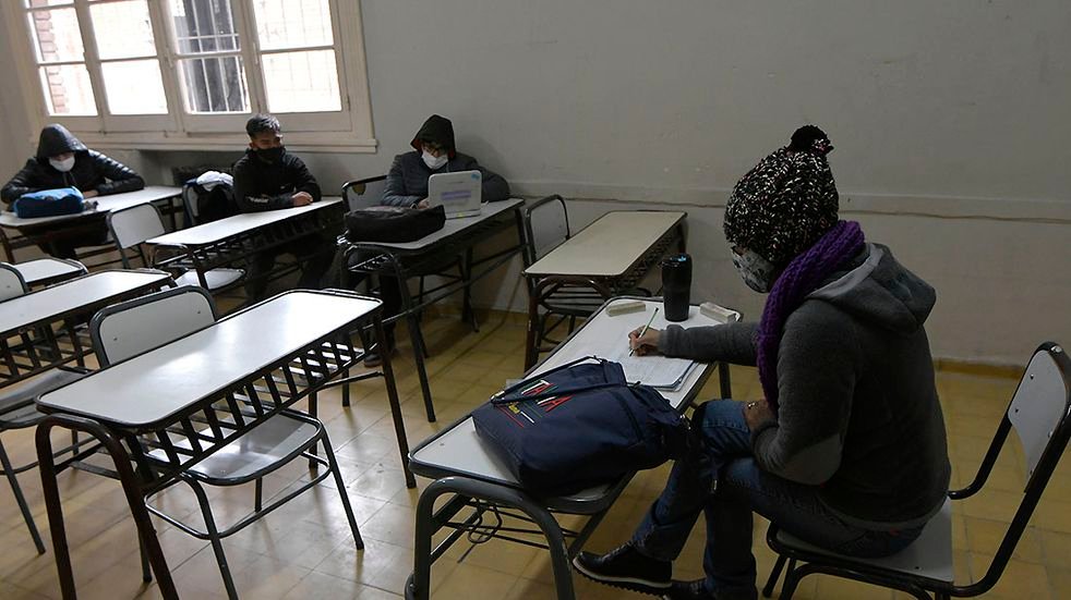 "El cuerpo irradia calor": la respuesta del Consejo Escolar a docentes que se quejaron del frío
