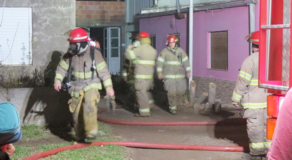 La rápida intervención de los Bomberos Voluntarios evitó un peor desenlace