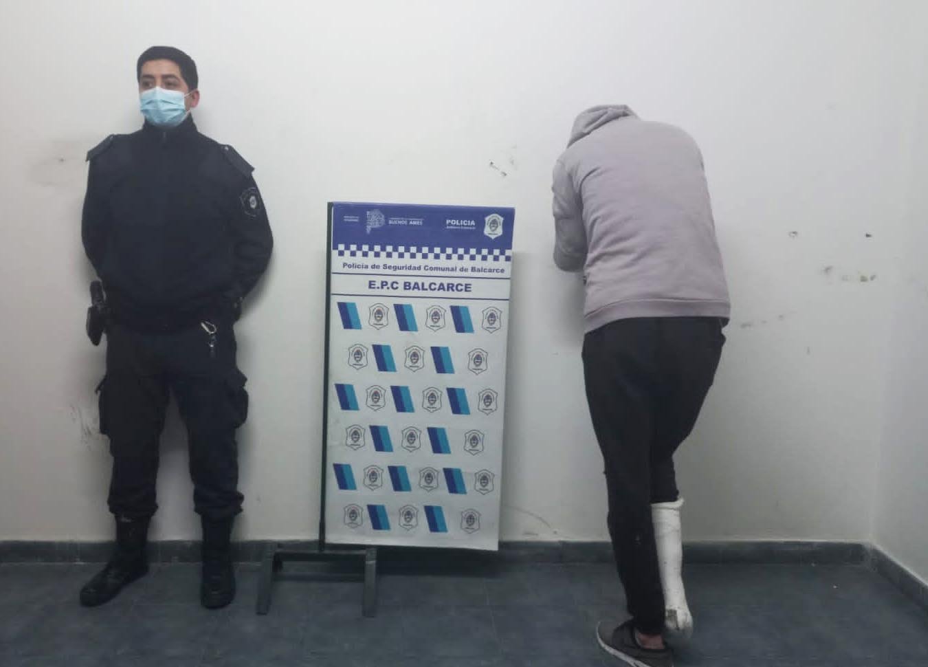 Ladrón con mala pata: saltó al querer escapar y se fracturó el tobillo izquierdo