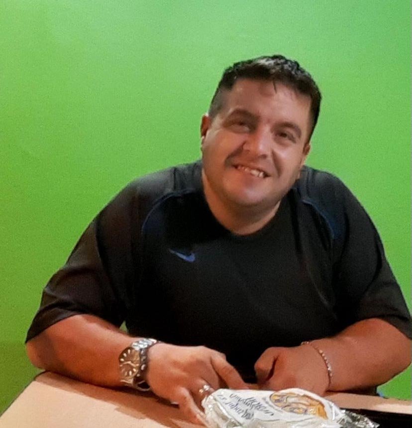 Un policía se vistió de héroe y le salvó la vida a una beba