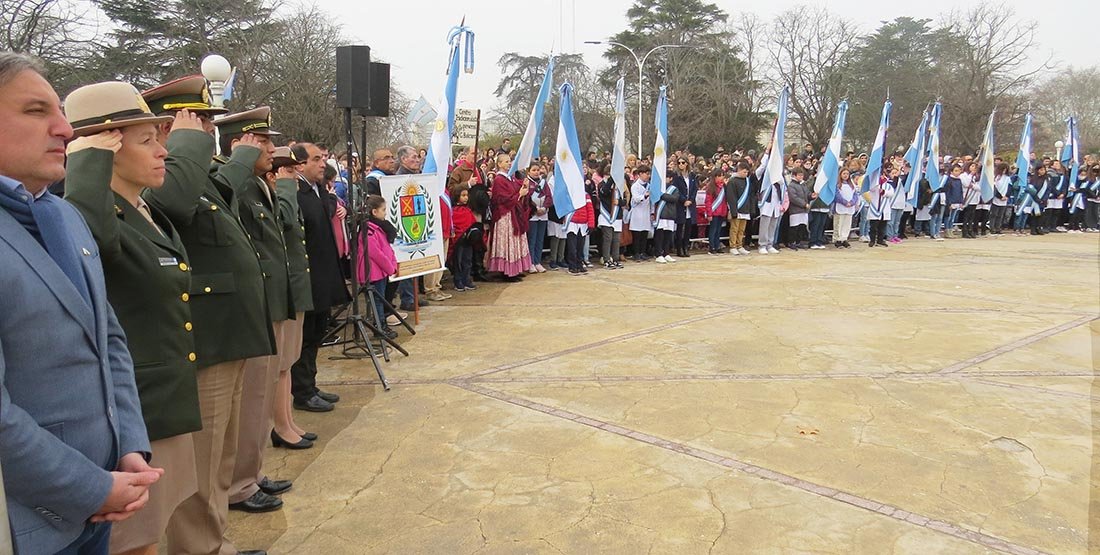 Al grito de "¡Sí, juro!" alumnos prometieron lealtad a la bandera
