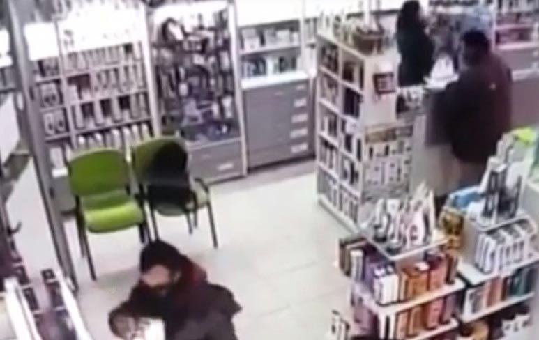 Robó en una farmacia y fue registrado por las cámaras