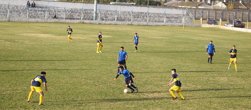 Boca goleó a Los Pinos, que terminó con dos expulsados
