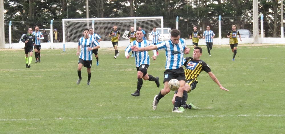 Racing goleó a Sportivo Trabajo y sigue por el buen camino