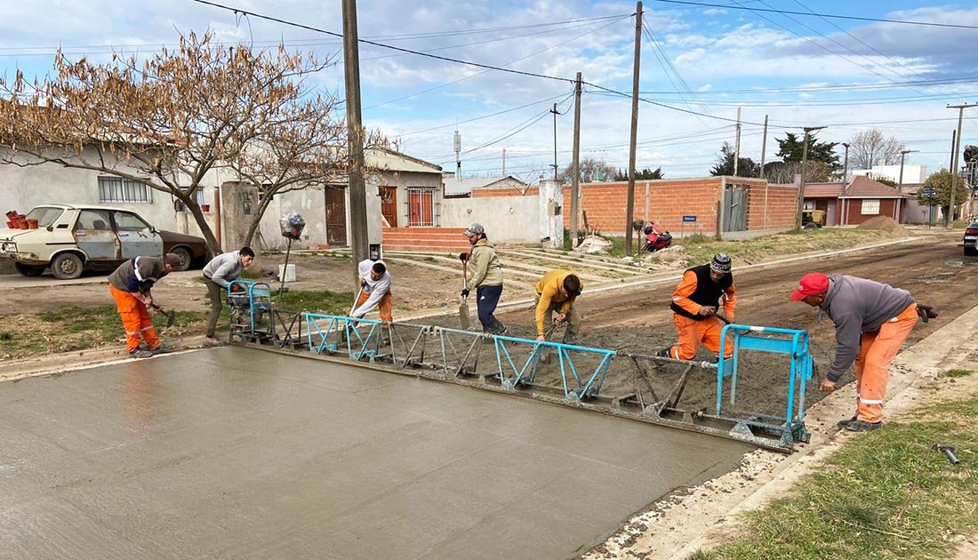 Construyen tres nuevas cuadras de pavimento