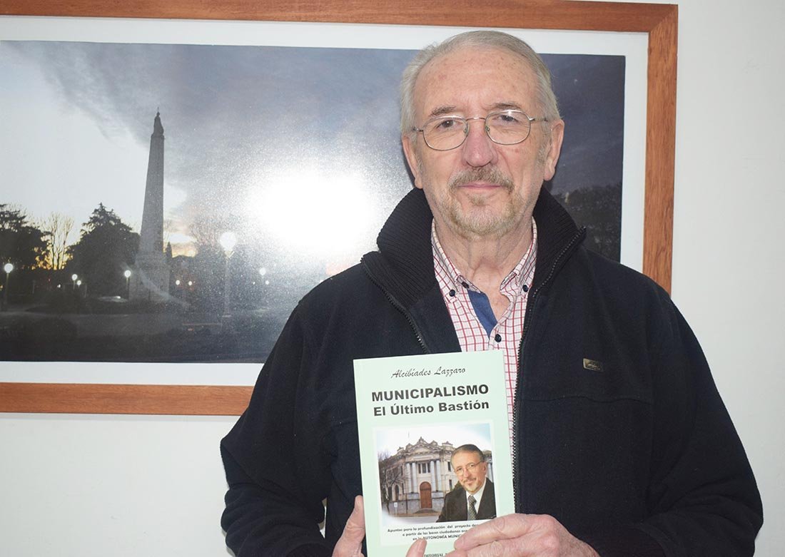 Alcibíades Lazzaro presenta en sociedad" Municipalismo, el último bastión"