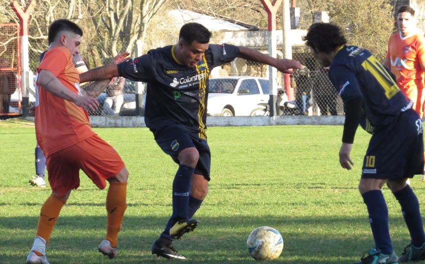 Los Patos FC le ganó a Los Pinos y estiró su ventaja