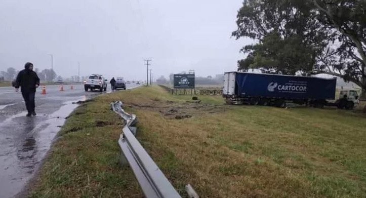 Un camionero volcó y murió decapitado al despistar en ruta 2