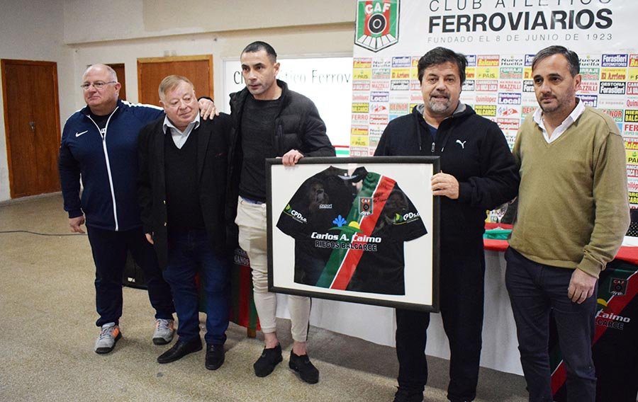 Ricardo Caruso Lombardi dio su charla de fútbol ante un buen marco de público