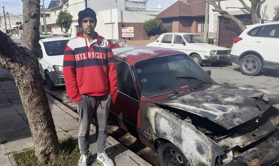 Cambió su moto por un auto y el dueño anterior, descontento con el trueque, se lo prendió fuego