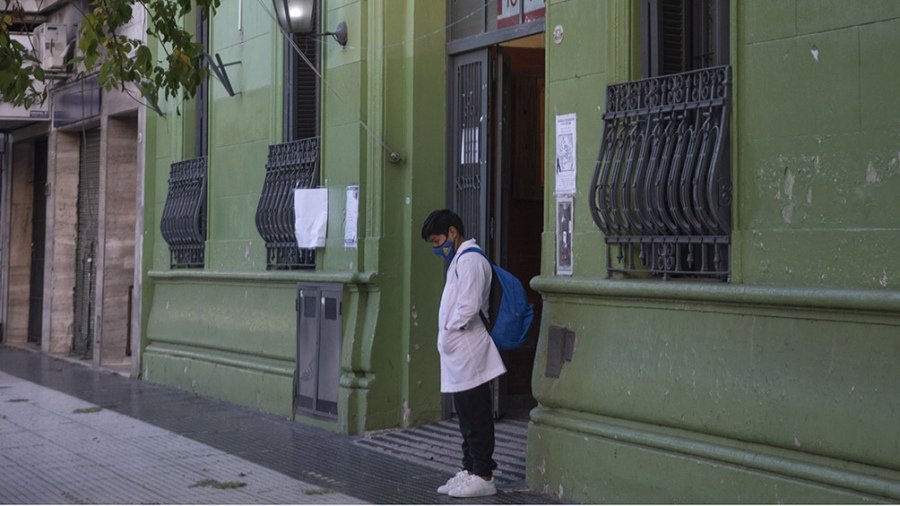 Aceleran los cambios en la escuela secundaria ante el retroceso del aprendizaje durante la pandemia