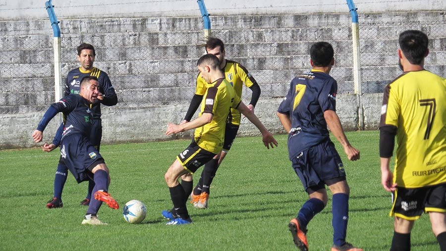 Por los últimos puestos de la clasificación,   empataron Sportivo Trabajo y Deportivo Los Pinos