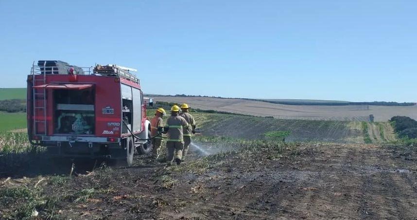 Bomberos combatieron incendio en zona rural