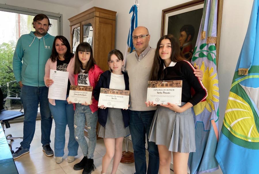 Jovénes que se destacaron en Olimpíadas de Matemáticas fueron recibidas por Reino