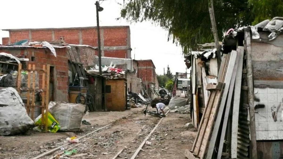 Según el INDEC, casi 4 de cada 10 personas en la Argentina son pobres