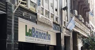 Los bancarios acordaron con las cámaras una paritaria anual del 94% y un bono de 185.500 pesos