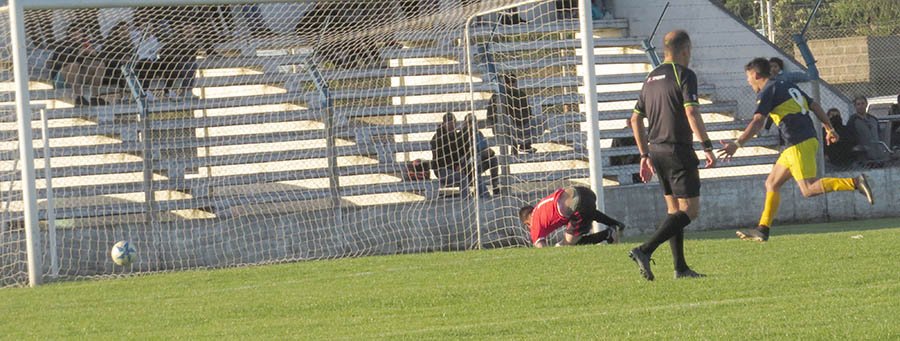Sobre el final y con expulsados, Boca  Juniors sorprendió y le ganó a San Manuel