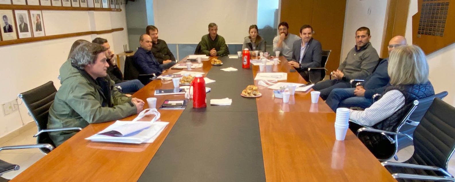 Reunión para evaluar las necesidades y capacitación del sector productivo