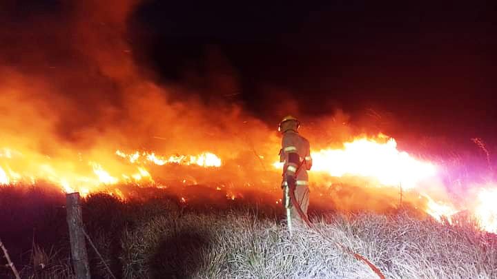 Bomberos logran controlar incendio en “Sierra Chata”