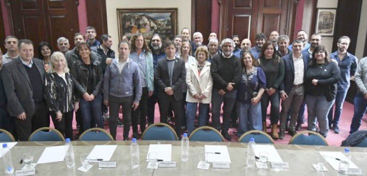 Kicillof anunció dos nuevas subas salariales para estatales y docentes, y completará un 90% en diciembre